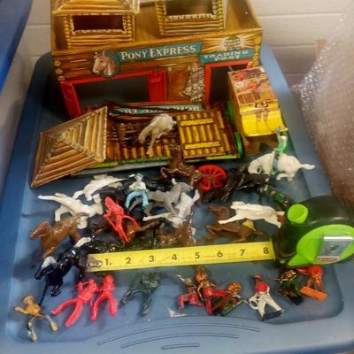 LOT 140 OLD PLAY SET PARTS