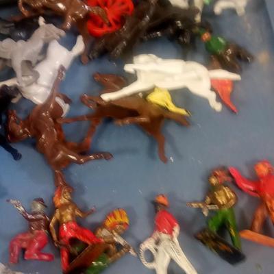 LOT 140 OLD PLAY SET PARTS