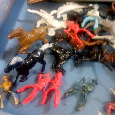LOT 140 OLD PLAY SET PARTS