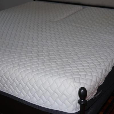 KING SIZE BED. METAL FRAME W/ IVORY COLORED UPHOLSTERED HEADBOARD, REVERIE ADJUSTABLE BASE