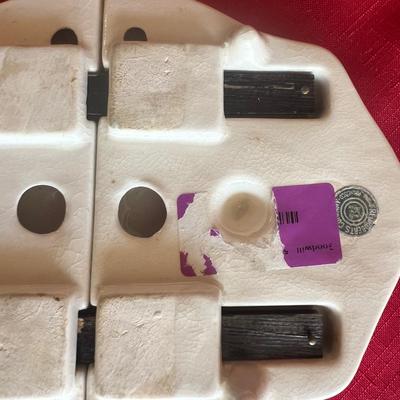 To Dutch hot plate holders And five backsplash tiles or they can be used as hot plate holders also
