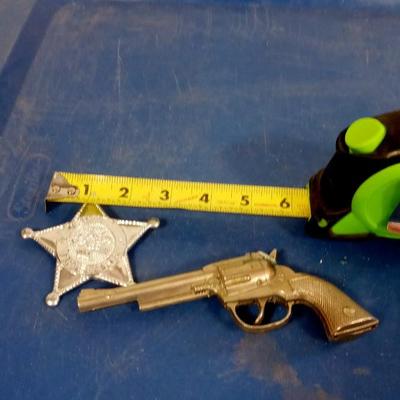 LOT 141 TOY CAP GUN AND BADGE