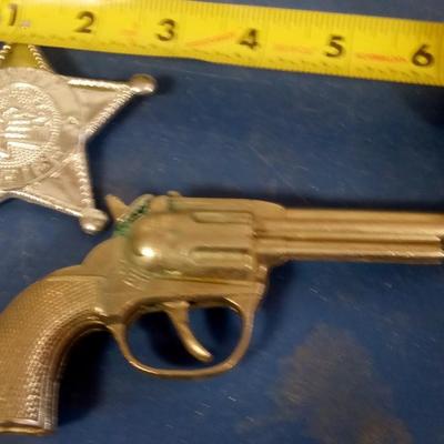 LOT 141 TOY CAP GUN AND BADGE