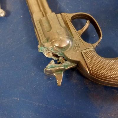 LOT 141 TOY CAP GUN AND BADGE