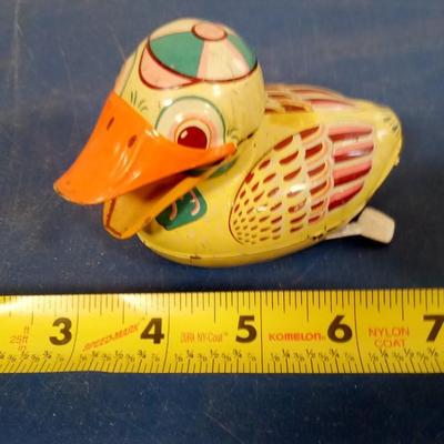LOT 142 OLD TIN LITHO TOY DUCK