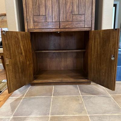 DREXEL WOODBRIAR MID-CENTURY LOCKING BAR CABINET