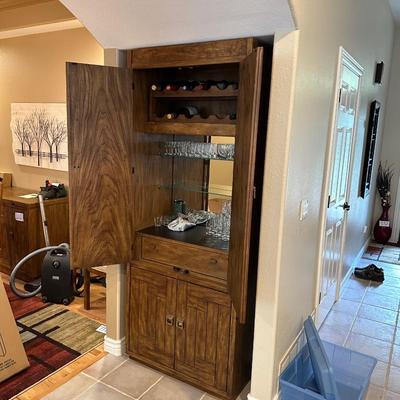 DREXEL WOODBRIAR MID-CENTURY LOCKING BAR CABINET