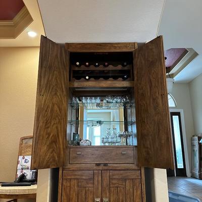DREXEL WOODBRIAR MID-CENTURY LOCKING BAR CABINET