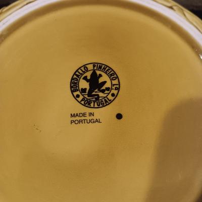 BORDALLO PINHEIRO PORTUGAL 2 HANDLE BOWL WITH ACORN LID & GLASS SERVING TRAY