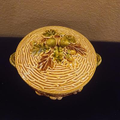 BORDALLO PINHEIRO PORTUGAL 2 HANDLE BOWL WITH ACORN LID & GLASS SERVING TRAY