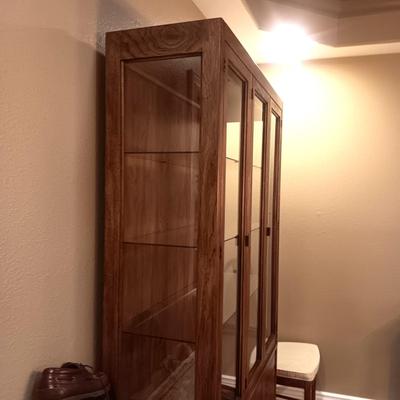 LIGHTED DREXEL WOODBRIAR MID-CENTURY HUTCH