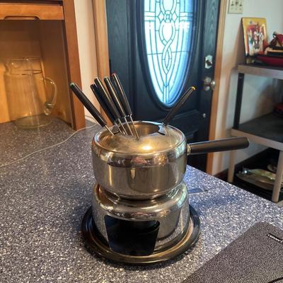 Complete fondue pot