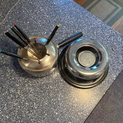 Complete fondue pot