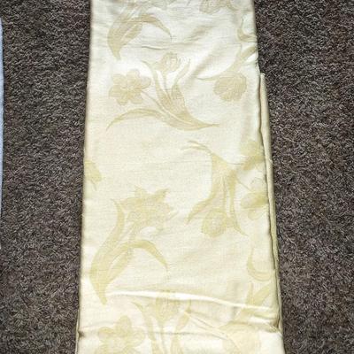 BEAUTIFUL LACEY TABLECLOTHS
