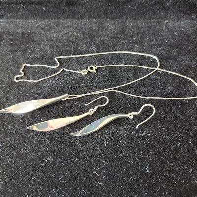Elegant Silver pendant and matching earrings