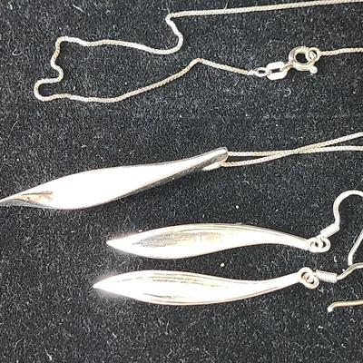 Elegant Silver pendant and matching earrings