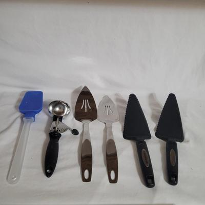 Pampered Chef Bowls, Serving Tower & More Baking Accessories (K-CE)