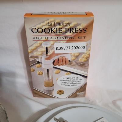 Pampered Chef Bowls, Serving Tower & More Baking Accessories (K-CE)