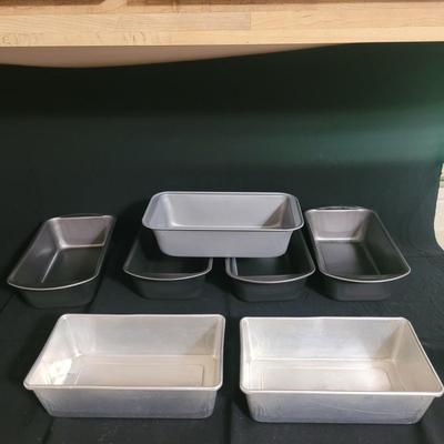 Large Variety of Baking Pans, Molded Pans and More (K-CE)