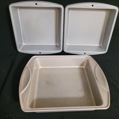 Large Variety of Baking Pans, Molded Pans and More (K-CE)
