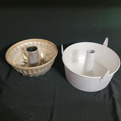 Large Variety of Baking Pans, Molded Pans and More (K-CE)