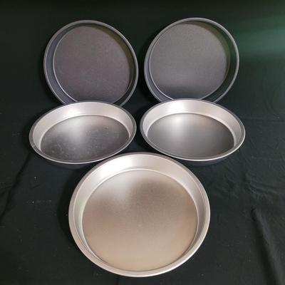Large Variety of Baking Pans, Molded Pans and More (K-CE)