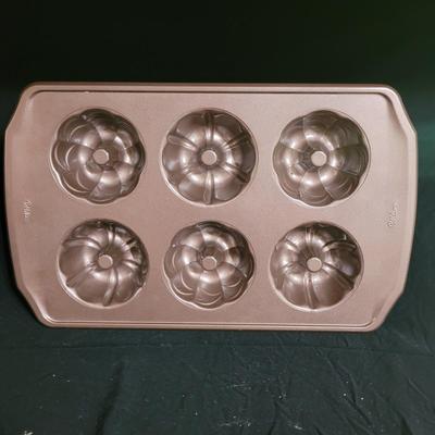 Large Variety of Baking Pans, Molded Pans and More (K-CE)