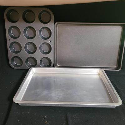 Large Variety of Baking Pans, Molded Pans and More (K-CE)