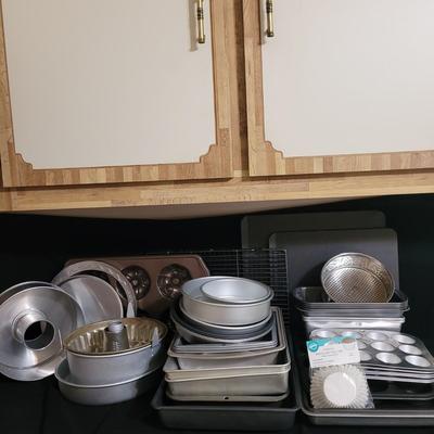 Large Variety of Baking Pans, Molded Pans and More (K-CE)