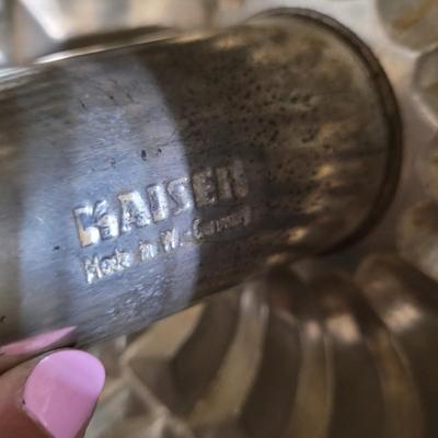 Large Variety of Baking Pans, Molded Pans and More (K-CE)