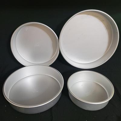 Large Variety of Baking Pans, Molded Pans and More (K-CE)