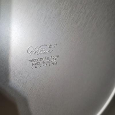 Large Variety of Baking Pans, Molded Pans and More (K-CE)