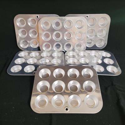 Large Variety of Baking Pans, Molded Pans and More (K-CE)