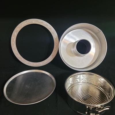 Large Variety of Baking Pans, Molded Pans and More (K-CE)