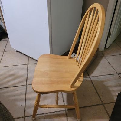 Wooden Kitchen Table with Leaf and Four Chairs (K-CE)