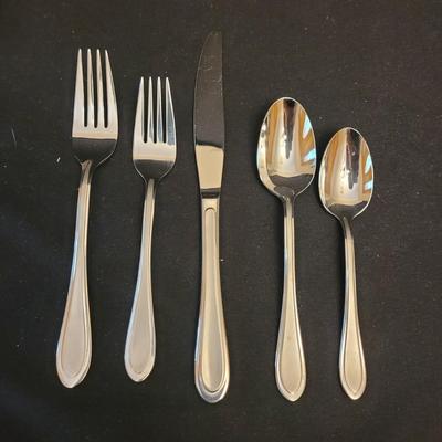 Oneida 'Joann' Pattern Flatware Set (L-CE)