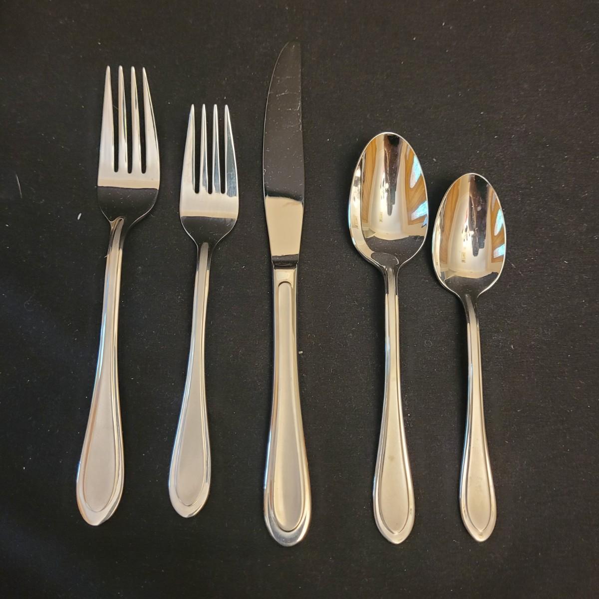 Oneida 'Joann' Pattern Flatware Set (LCE)
