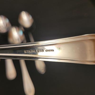 Oneida 'Joann' Pattern Flatware Set (L-CE)