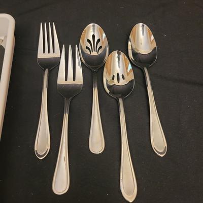 Oneida 'Joann' Pattern Flatware Set (L-CE)