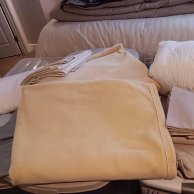 QUEEN SIZE BEDDING AND A HEATING PAD