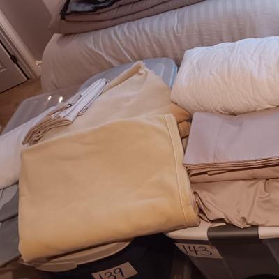 QUEEN SIZE BEDDING AND A HEATING PAD