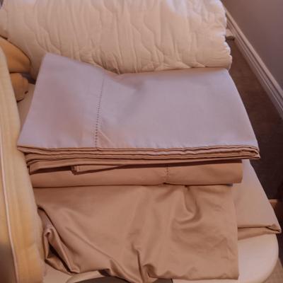 QUEEN SIZE BEDDING AND A HEATING PAD