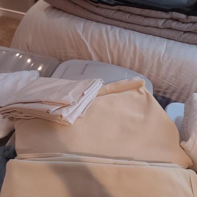 QUEEN SIZE BEDDING AND A HEATING PAD