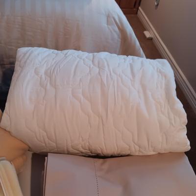 QUEEN SIZE BEDDING AND A HEATING PAD