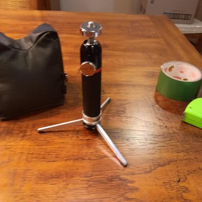 2 SMALL TRIPODS AND 2 GUN RESTS