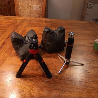 2 SMALL TRIPODS AND 2 GUN RESTS
