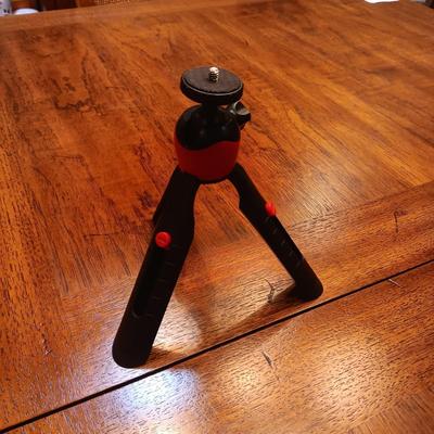 2 SMALL TRIPODS AND 2 GUN RESTS