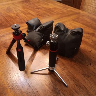 2 SMALL TRIPODS AND 2 GUN RESTS