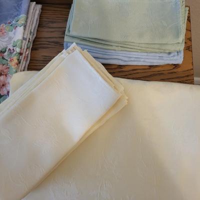 LINEN TABLECLOTHS, NAPKINS AND BUNNY NAPKIN RINGS