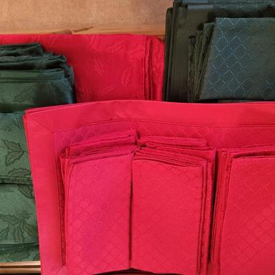 HOLIDAY LINEN TABLECLOTHS AND NAPKINS